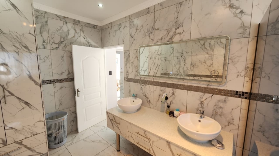 4 Bedroom Property for Sale in Country Club Western Cape